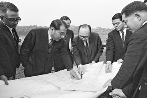 Discussing the construction plans of Soka University