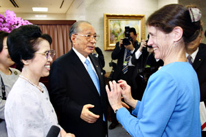 Professor Wider (right) is welcomed by Mr. and Mrs. Ikeda, Hachioji, Tokyo, July 2006