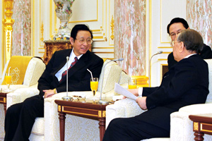 Professor Chang and Mr. Ikeda meet at the Tokyo Makiguchi Memorial Hall  (March 2003)