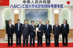 HEU Vice President Gao Wanxin (4th from left) entrusts the certificate to Soka University President Hideo Yamamoto (4th from right)