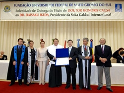 Rector Paes-Peró (4th from right) entrusts Mr. Ikeda's degree certificate to SGI Vice President Hiromasa Ikeda (3rd from right)