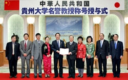 Dr. Chen (5th from left) entrusts the certificate to Dr. Wakae (5th from right)