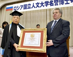 Rector Pivovar (right) presents the honorary degree certificate to Mr. Ikeda</div>