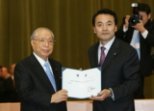 Beijing Normal University President Ge Jianping (right) presents honorary professorship to Mr. Ikeda (left)