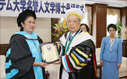 Dr. De Leon (left) confers award upon Mr. Ikeda (2nd from left)