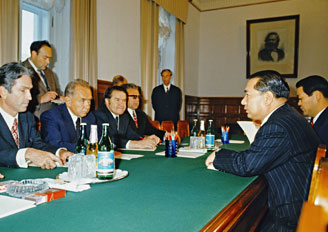 Fostering person-to-person ties: Ikeda and Soviet Premier Aleksey Kosygin at the Kremlin (Moscow, 1974)