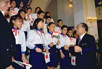 Ikeda talking with member's of a children's choir in Cairo