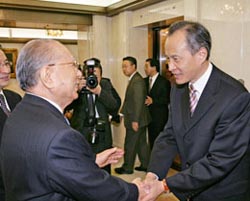 Mr. Ikeda (left) welcomes Chinese Ambassador Cui (right)