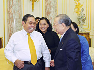 印尼前總統瓦希德（左）和池田會長（右）首次於東京會面（2002年4月）