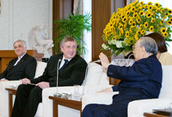 茲古羅夫斯克校長（中）與池田會長（右）在東京會面（2006年4月）。烏克蘭駐日大使尤里‧科斯堅科（Yuriy V. Kostenko）（左）也陪同出席
