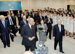 IAEA Director General Mohamed ElBaradei (foreground, center) and his party welcomed by SGI President Ikeda (foreground, right) and staff