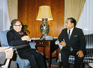 池田與當時美國國務卿基辛格（Henry Kissinger）會面（1975年，華盛頓特區）