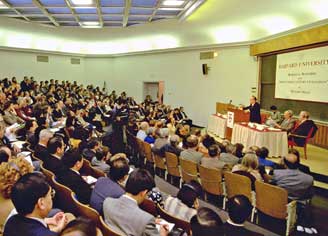 池田在哈佛大學以「大乘佛教與21世紀文明」為題，進行演講(1993年9月)