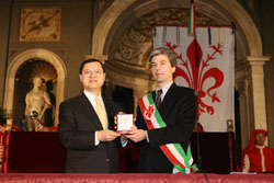 El alcalde de Florencia, señor Domenici (derecha), entrega la distinción a Hiromasa Ikeda