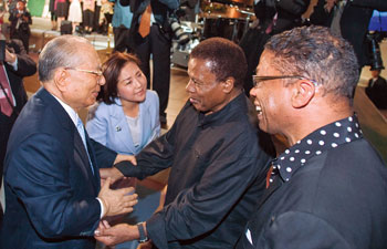 Primer plano de izquierda a derecha: Daisaku Ikeda, Wayne Shorter y Herbie Hancock
