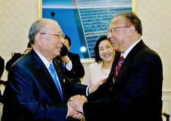 Embajador Chowdhury (derecha) y presidente Ikeda (izquierda). Agosto de 2006, en el Centro en Memoria del Presidente Makiguchi, Hachioji.