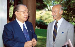 Daisaku Ikeda y Nur Yalman en la residencia del estudioso turco. (Septiembre de 1993, Cambridge, Massachusetts)