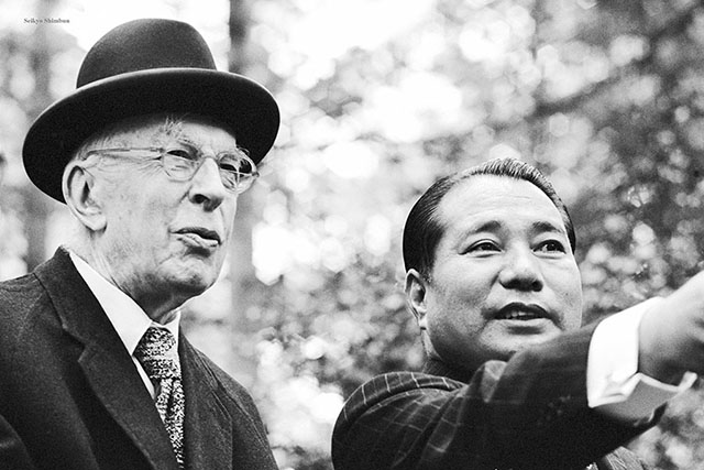 Arnold Toynbee and Daisaku Ikeda walk in Holland Park, London in May 1972