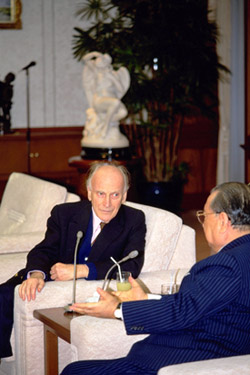 Ikeda and violinist Sir Yehudi Menuhin meeting in Tokyo, 1992