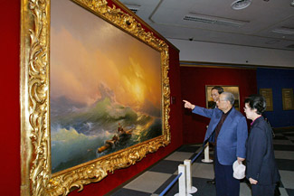 Ikeda visiting the Tokyo Fuji Art Museum, 2003