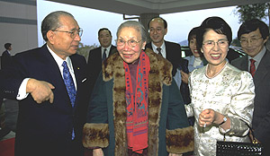 Daisaku and Kaneko Ikeda with Fang Zhaoling (center) (Hong Kong, February 1997)