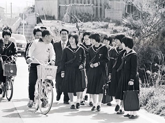 Ikeda greeting Soka School students (Katano, Osaka, April 1978)