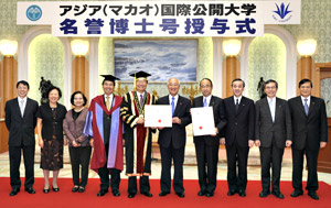 Rector Yan (5th from left) entrusts the certificate of honorary doctorate for Mr. Ikeda to Soka University President Yamamoto