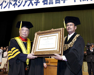 Universitas Indonesia Rector Gumilar Rusliwa Somantri (right) presents the certificate of honorary doctorate to Mr. Ikeda