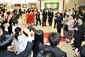 The delegation from Zhongkai University of Agriculture and Engineering receives a warm welcome from Soka University students and faculty