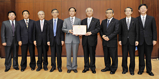 Dalian Polytechnic University entrusts the certificate of honorary professorship for Mr. Ikeda to Soka University President Yamamoto