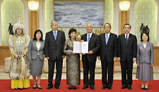 College Director Kopilova (4th from left) entrusts the certificate of honorary professorship for Mr. Ikeda to Soka University President Yamamoto