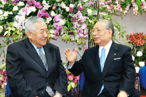 Dr. Cho Moon-Boo and Mr. Ikeda at Soka University, Tokyo, 2005