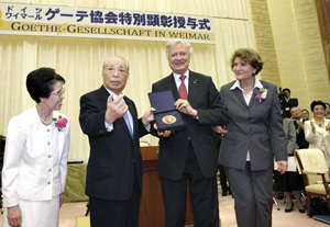 Dr. Manfred Osten presents the Goethe medal to Mr. Ikeda