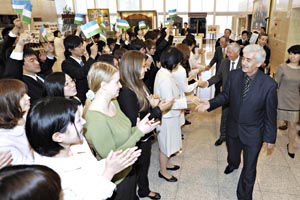 Uzbekistan delegates receive a warm welcome from Soka University and Soka Women's College students