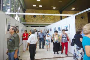 Visitors to the Dialogue with Nature photography exhibition in Havana, Cuba
