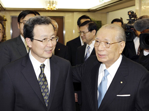 Ambassador Cheng and Mr. Ikeda  meet in Tokyo (March 9, 2010)