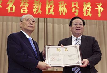 Tsinghua University President Gu Binglin presents the honorary award certificate to Mr. Ikeda