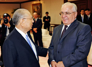 Dr. Sadovnichy and Mr. Ikeda Dr. Sadovnichy and Дайсаку Икеда