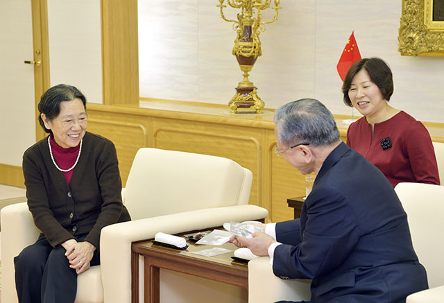 Premier Zhou Enlai's niece, Zhou Bingyi, meets with Soka Gakkai President Minoru Harada