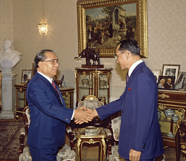 SGI President Ikeda visits H.M. King Bhumibol