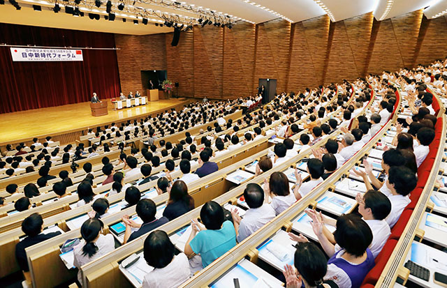 Cheng Yonghua speaking at the Sino-Japanese forum at Soka University