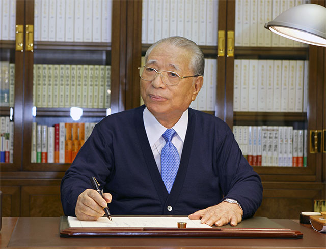 Daisaku Ikeda writing at his desk