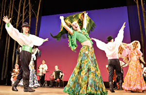 A Russian folk dance ensemble performs in Tokyo's Kita Ward during a recent Japan tour at the invitation of Min-On (October 2007)