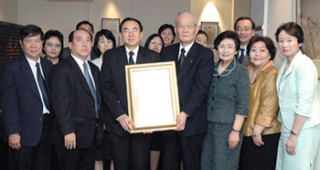 Permanent Secretary for Culture Vira (foreground, 3rd from left) presents the certificate to SGI General Director Oba (foreground, 4th from left)