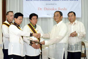 SGI Philippines General Director Cabautan (2nd from right) receives the accolade for Mr. Ikeda in proxy