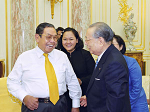 Former Indonesian president Abdhurrahman Wahid (left) and Mr. Ikeda during their meeting in Tokyo in April 2002