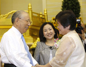 Mr. Ikeda greeting an SGI-Philippines member