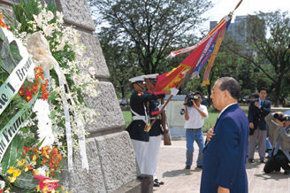 Laying a wreath at the memorial statue of José Rizal, father of Philippine independence (Manila, February 1998)