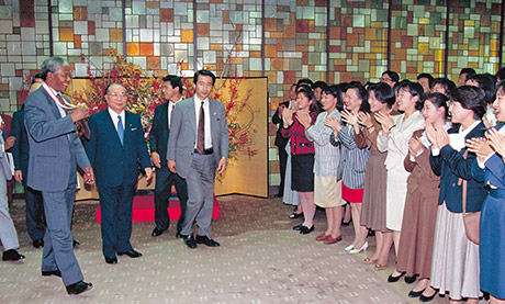 Daisaku Ikeda welcomes Nelson Mandela to Tokyo