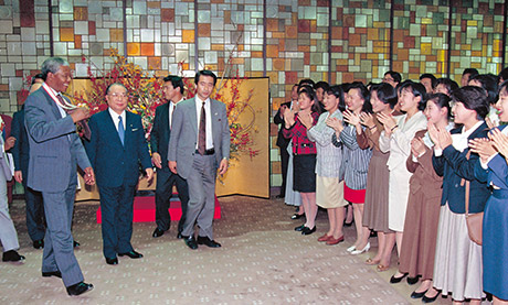 Daisaku Ikeda welcomes Nelson Mandela to Tokyo